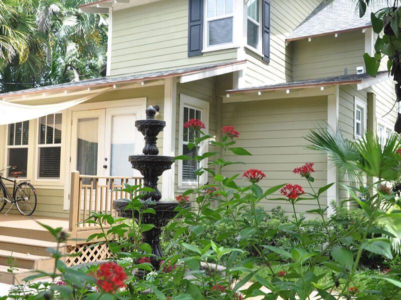 Gene's Carriage House Porch Swing Boutique Home Rentals